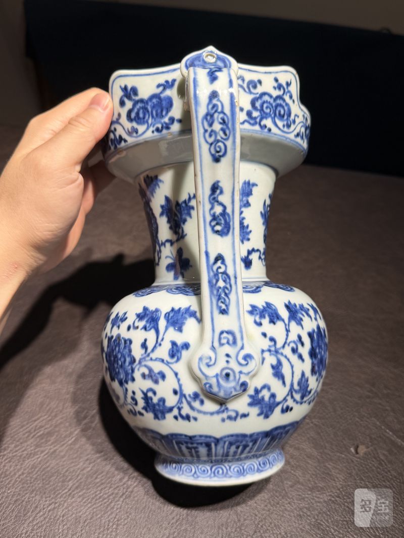 清乾隆 青花缠枝花卉纹僧帽壶 - 图10